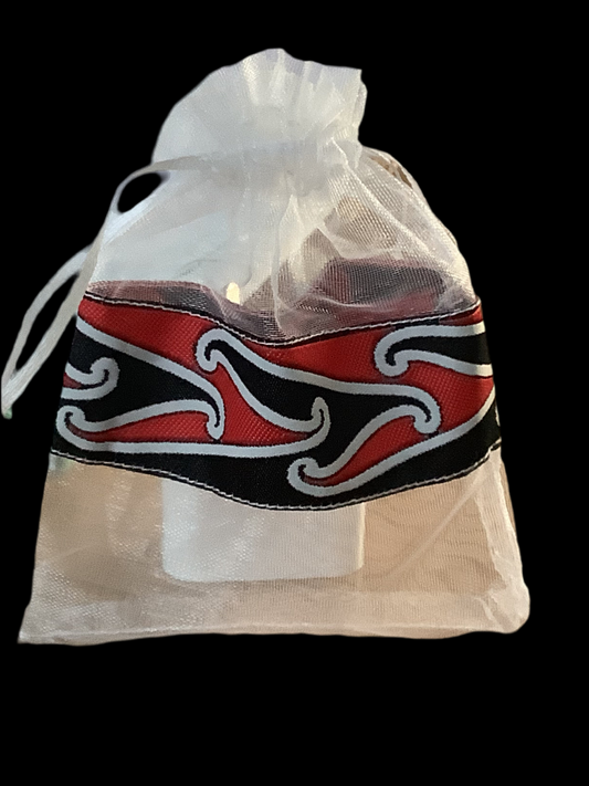 Māori design gift bag - white