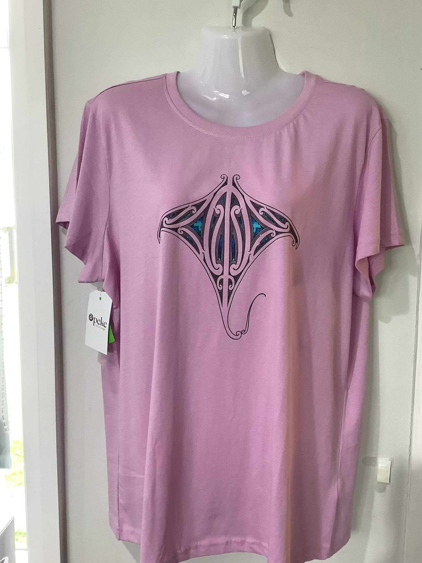 Sting ray Māori design cotton tee shirt